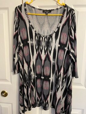Karen Kane Gray, Black & Pink Ikat-Print Scoop Neck Tunic